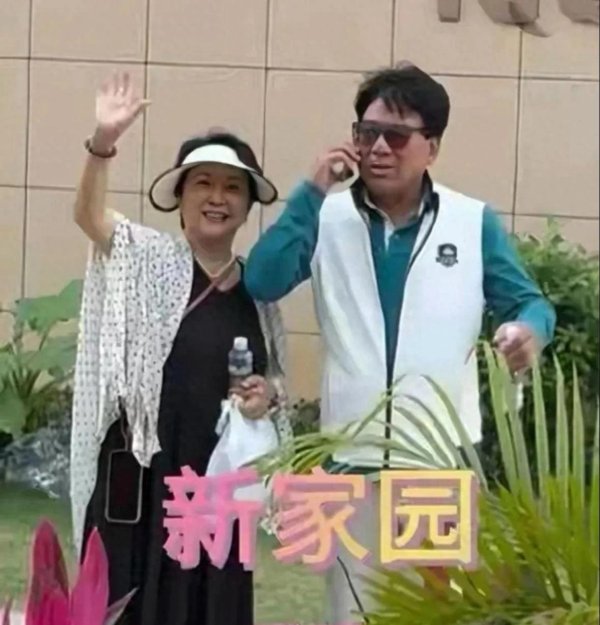 配资炒股配资优秀 朱时茂携爱妻三亚看新房，小区风景如画，夫妻俩有商有量笑开颜