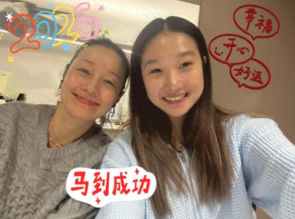 上海股指配资 马伊琍新年第一天晒全家福！和大女儿素颜合影好温馨，被耳环抢镜